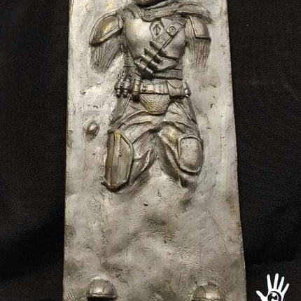 Escultura el Mandalorian en placa de carbonita 23 cm