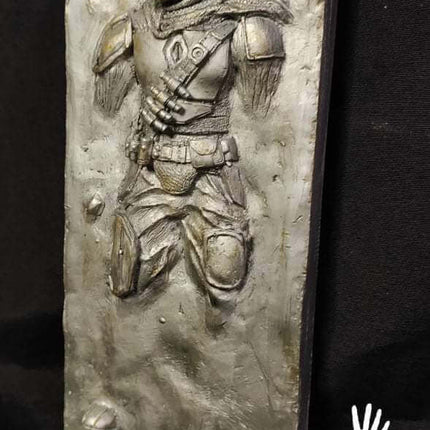 Escultura el Mandalorian en placa de carbonita 23 cm