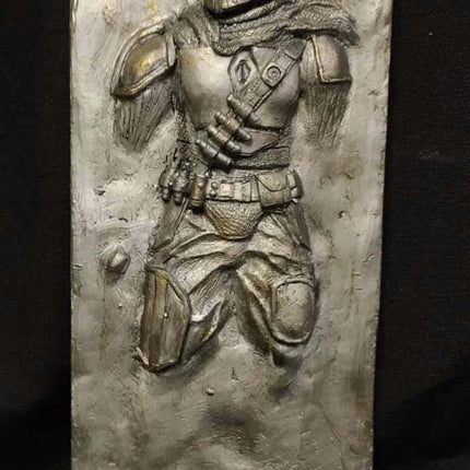 Die mandalorianische Skulptur aus Karbonitplatte 23 cm