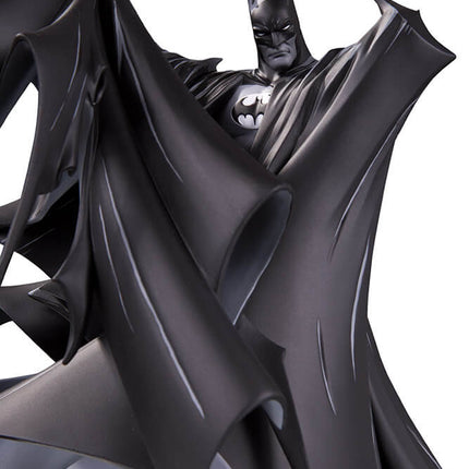 Batman Black &amp; White Deluxe Statuetka Batman autorstwa Todda McFarlane'a 24 cm