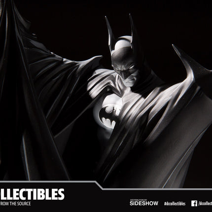 Batman Black &amp; White Deluxe Statuetka Batman autorstwa Todda McFarlane'a 24 cm