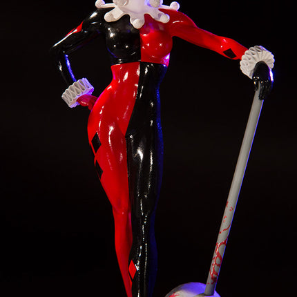 Figurita Harley Quinn de Adam Hughes DC Comics Rojo, Blanco y Negro 19 cm