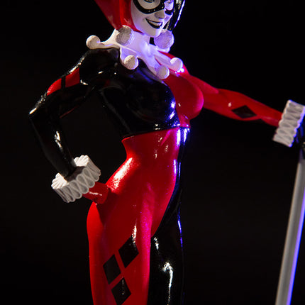 Figurita Harley Quinn de Adam Hughes DC Comics Rojo, Blanco y Negro 19 cm