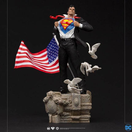 Clark Kent DC Comics Deluxe Art Scale Statuetka 1/10 29 cm Iron Studios - GRUDZIEŃ 2021