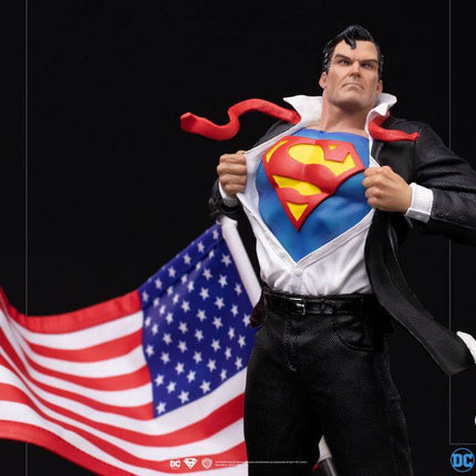Clark Kent DC Comics Deluxe Art Scale Statuetka 1/10 29 cm Iron Studios - GRUDZIEŃ 2021